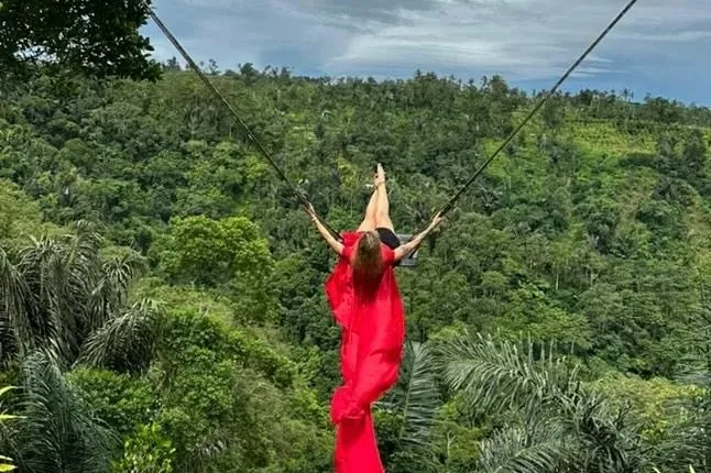 Soaring above the natural beauty of Plaga
