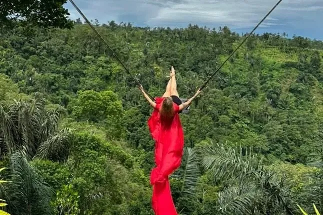 Melayang di atas keindahan alam Plaga