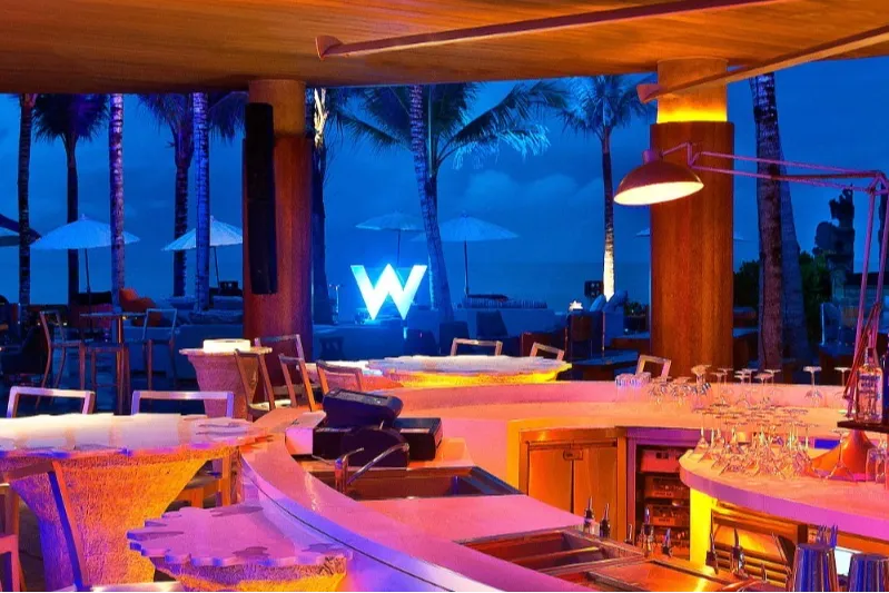 Nuansa sunset, cocktail khas, dan irama musik epik