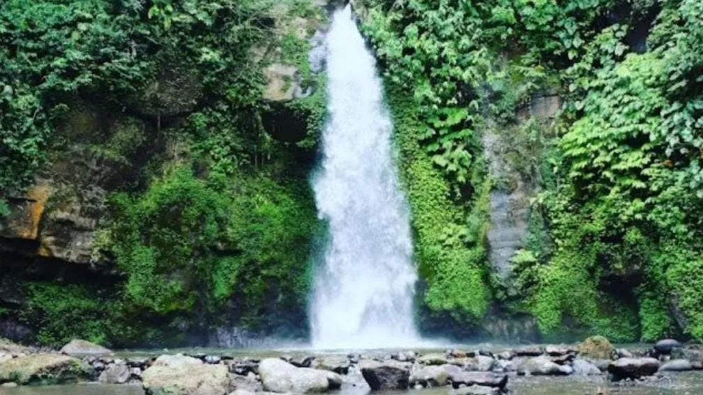 air terjun goa gong sulangai waterfall