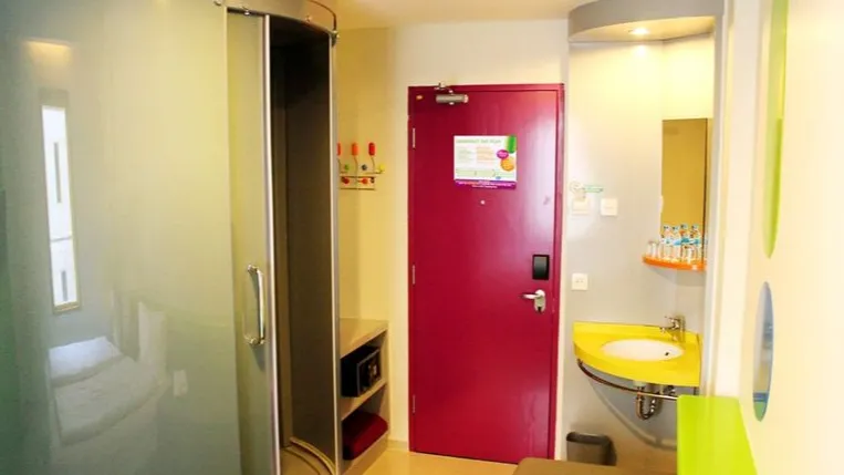 kamar mandi yang bersih dan unik