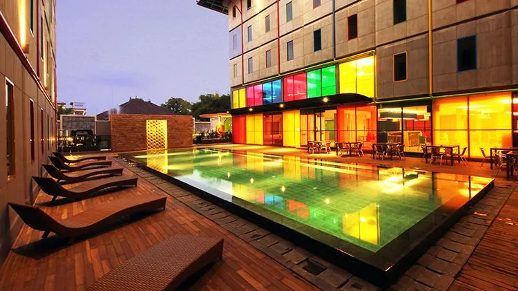 kolam renang yang luas dan nyaman