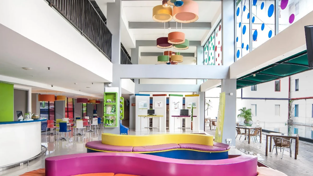 loby hotel yang luas dan penuh warna