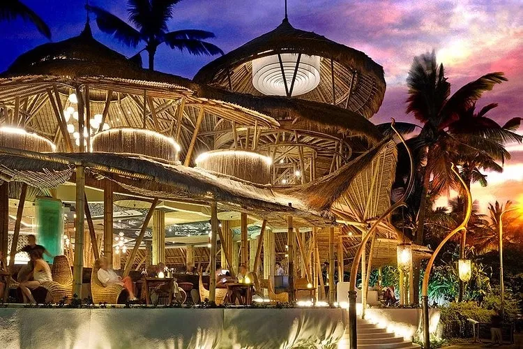 Sunset, cocktail, dan suasana tropis